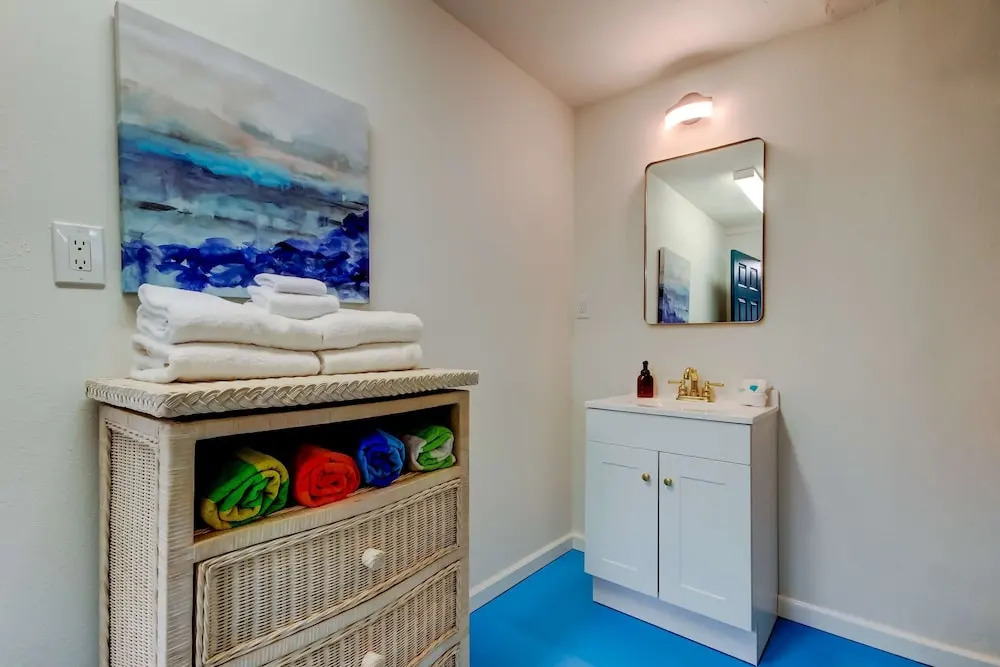 Simple Modern Gem 2 Blocks to Beach Pet Friendly