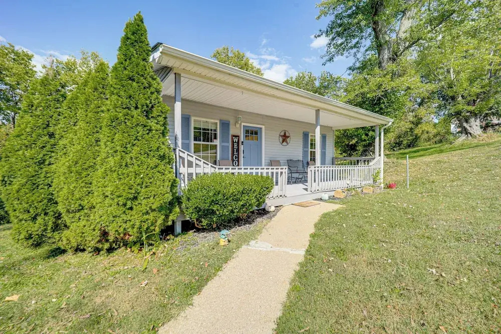 Walk to Main Street! Family Home in Williamstown