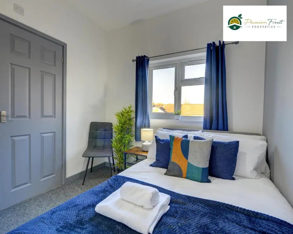 5 Bedroom - 5 Bathroom House By Passionfruitproperties close to Coventry City Centre with Free Wi-fi and garden - 34HRC