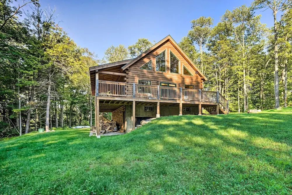 Londonderry Chalet w/ Deck, Fire Pit & Views!