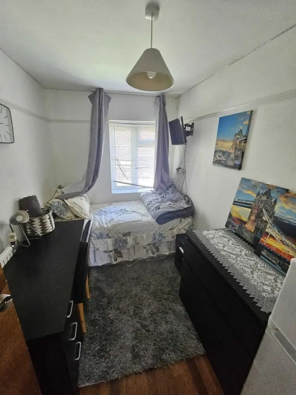 Charming London Guest Room with Garden BBQ