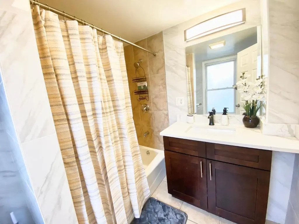 EMALUX Condo Near Downtown,Bus,Train,Hospitals,United-Center,Fulton Market