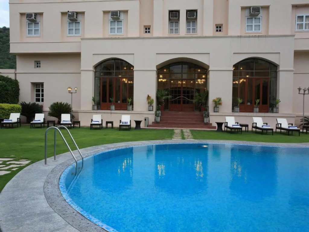 Hotel Paras