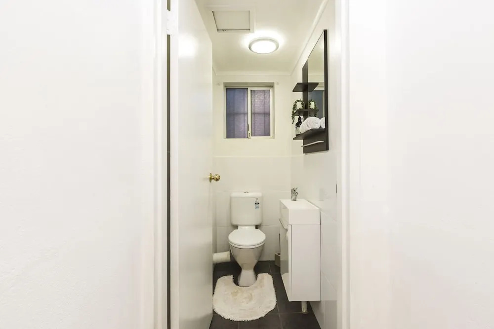 Two Bedroom Apt Close To Chatswood With Parking