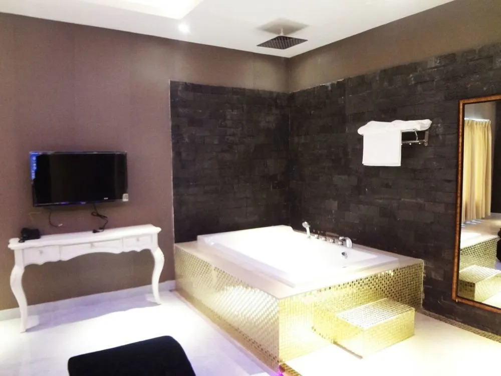 Love Point Hotel