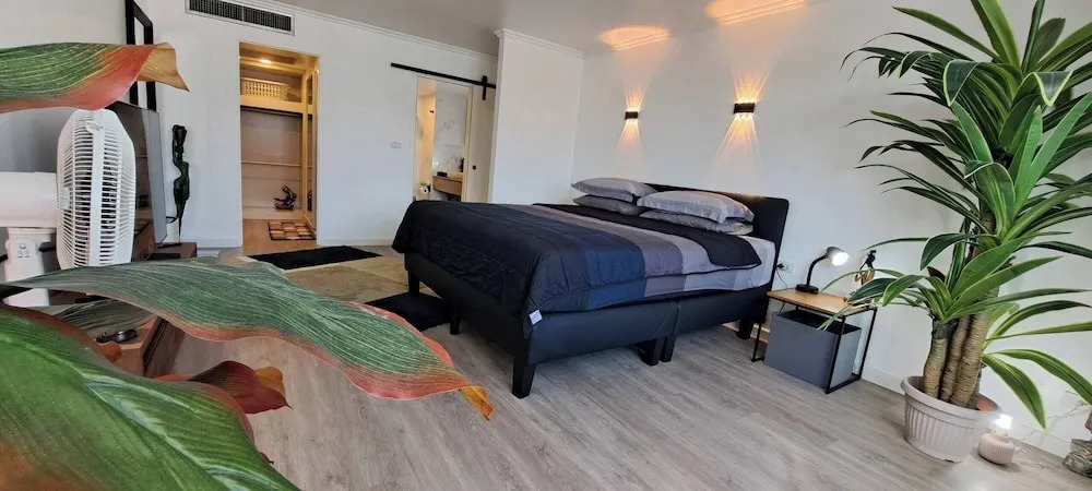 Newly Renovated 1 Bedroom Condo Nana