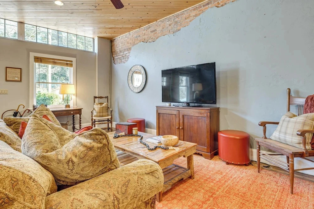 Private Hot Tub, Steps to Main St: Saluda Retreat