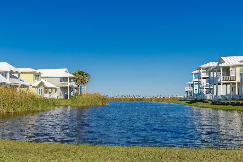 Mermaids Lair - Large 4BR House - Steps From Beach