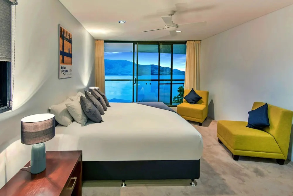 Waves 5 Luxury 3 Bedroom Breathtaking Ocean Views Central Location