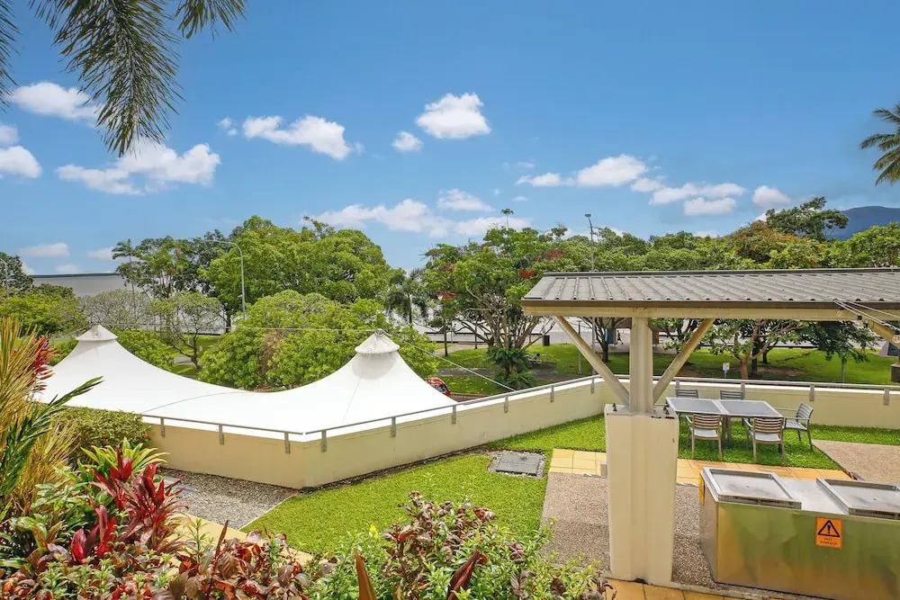 Studio in the City with pool and BBQ