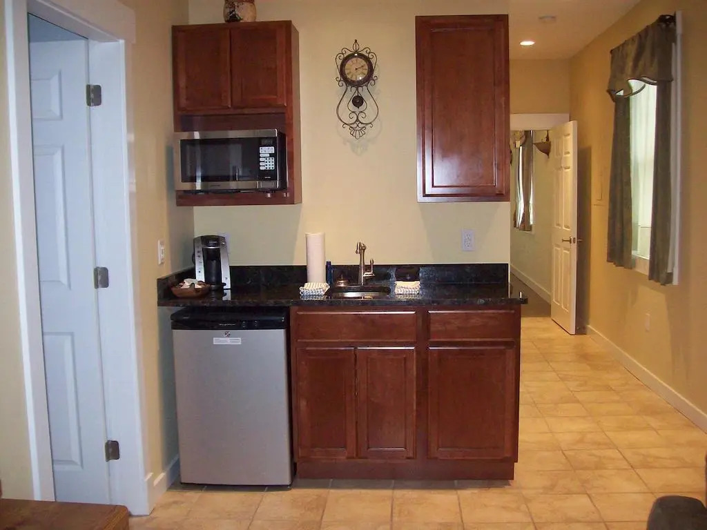 Cozy & Clean Second-Story Suite w/ Kitchenette & Free WiFi - Walk to the Harbor