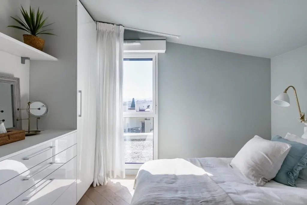Picturesque Views From a Radiant Penthouse