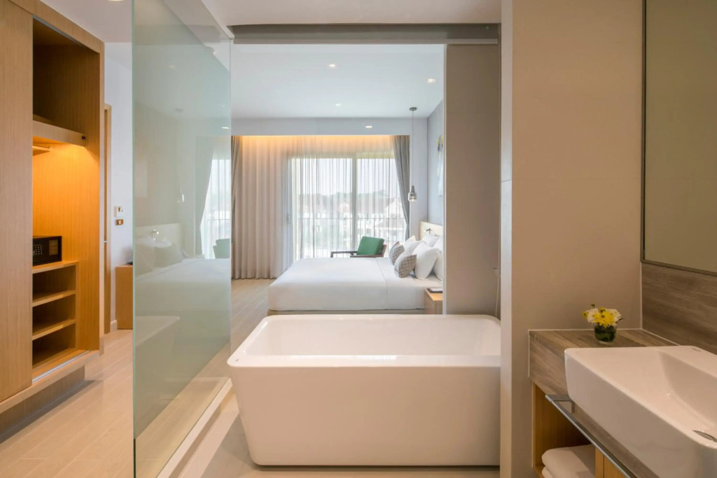 Eastin Thana City Golf Resort Bangkok Free Scheduled Shuttle from Hotel to Suvarnabhumi Airport