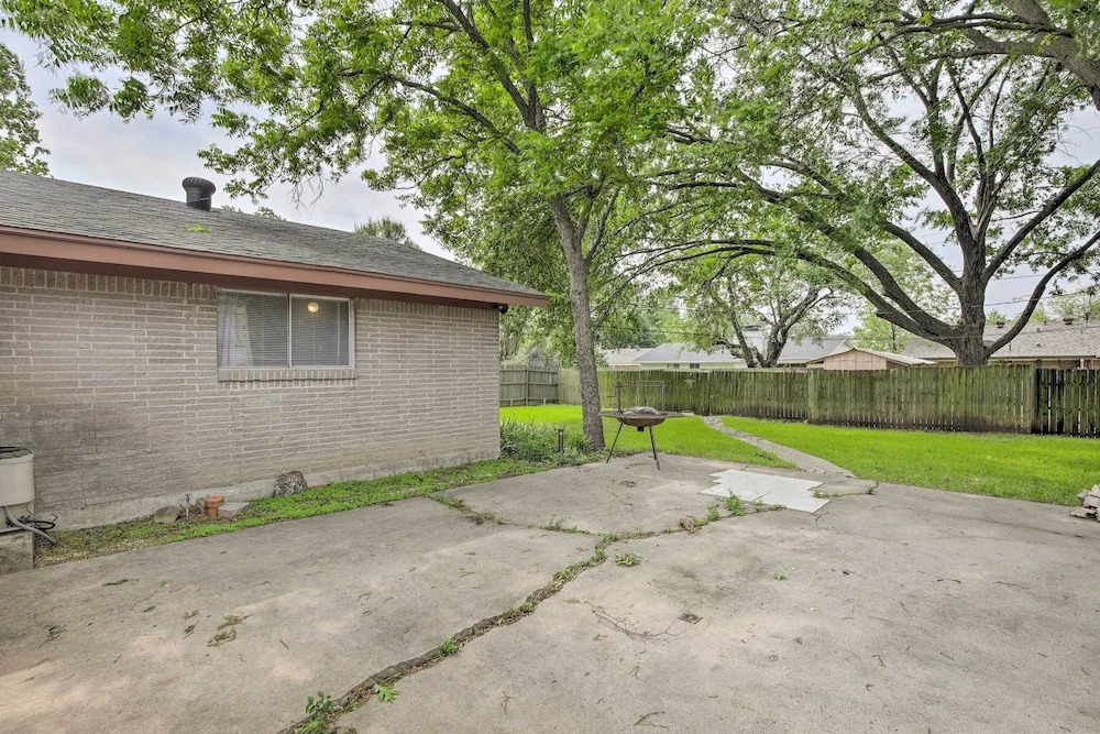 Home 1 Mi to University of Texas: Relax Fireside!