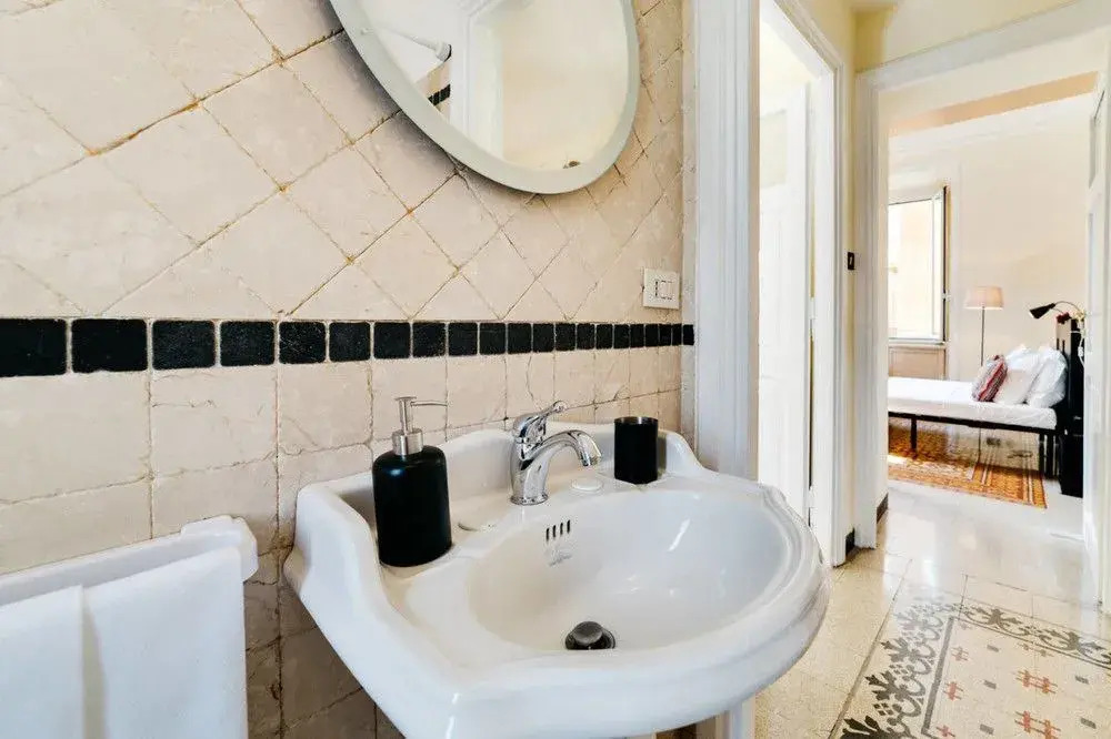 Sunny Flat in Elegant Building Close to Colosseum