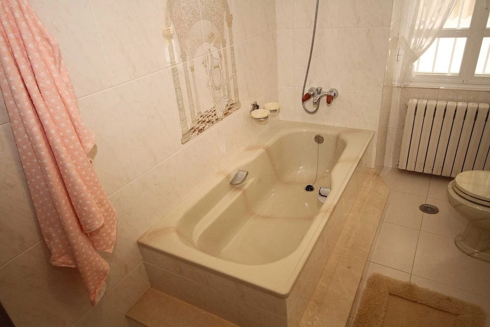 House - 5 Bedrooms with Sea views - 107775