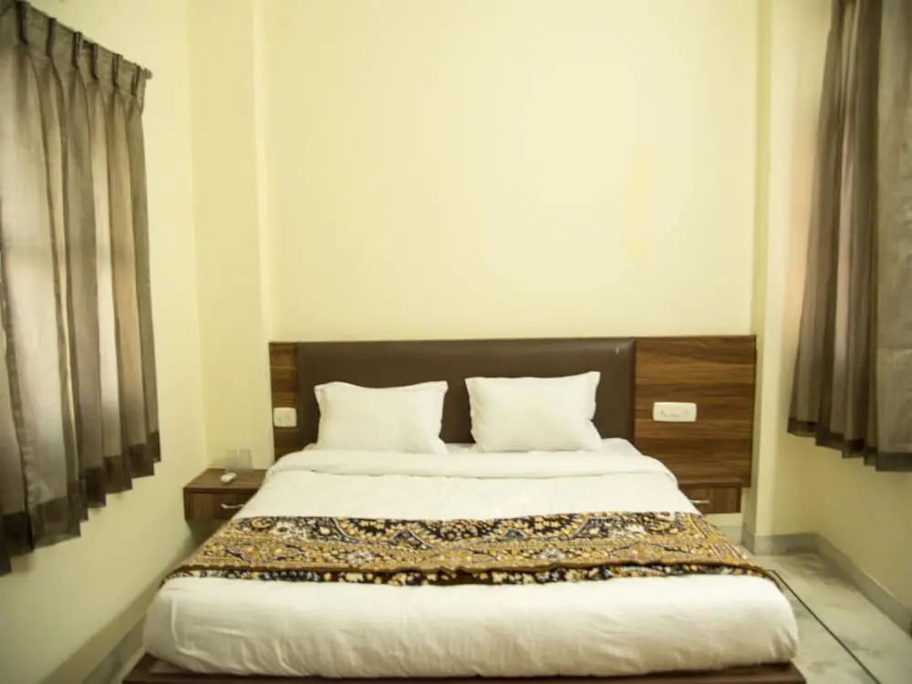 OYO 11933 Home Classic 3BHK near Geetanjali Hospital