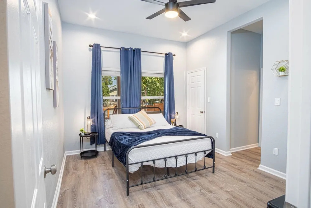 Inviting 4br/2ba Near Downtown & Riverwalk