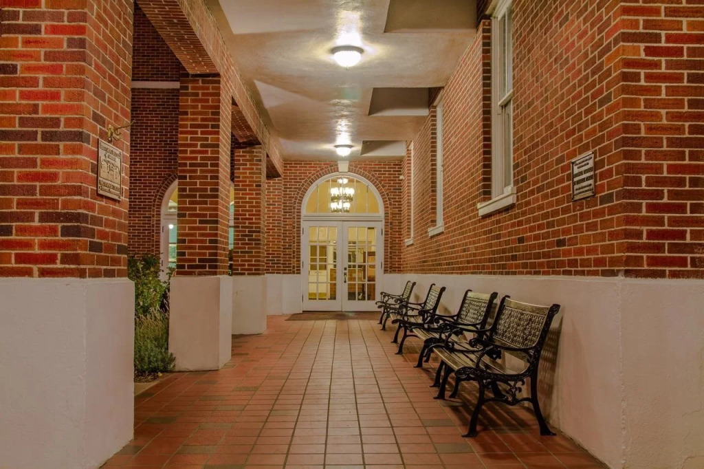 Hassayampa Inn