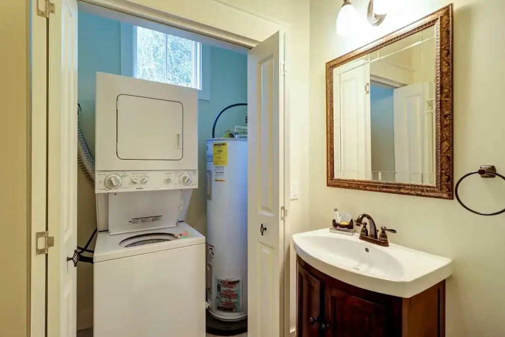 Cute little Cottage! Perfect Getaway! 2 Pools! SLEEPS 4