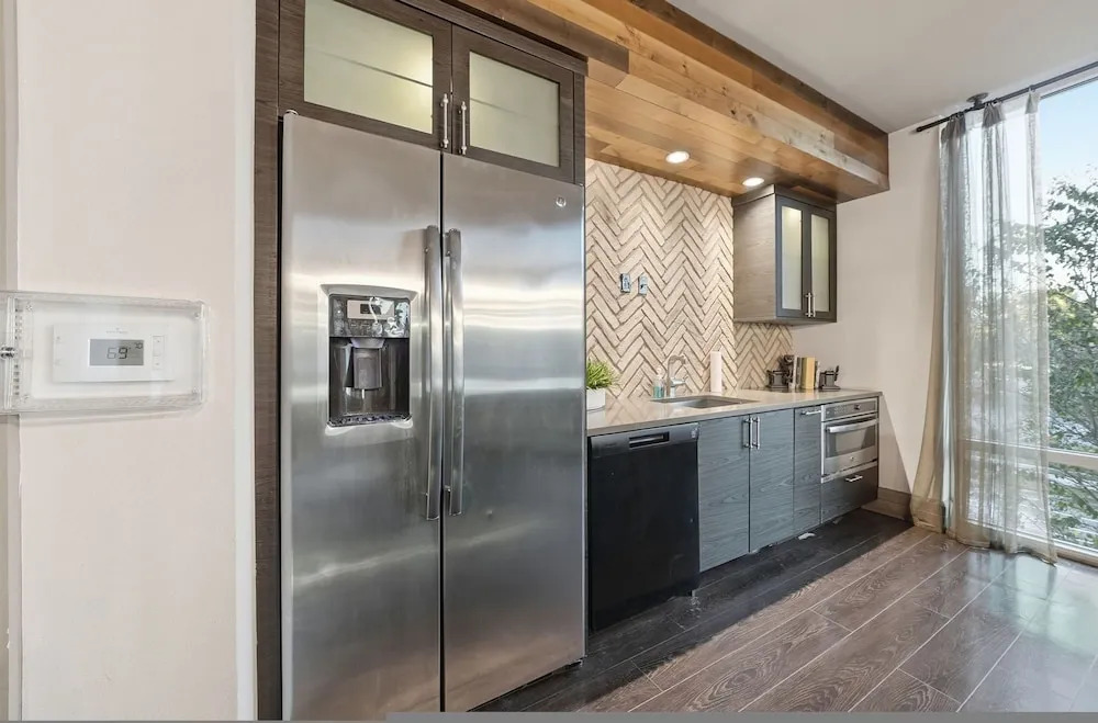 Modern 2BR w Pool Pet-friendly Unit 16