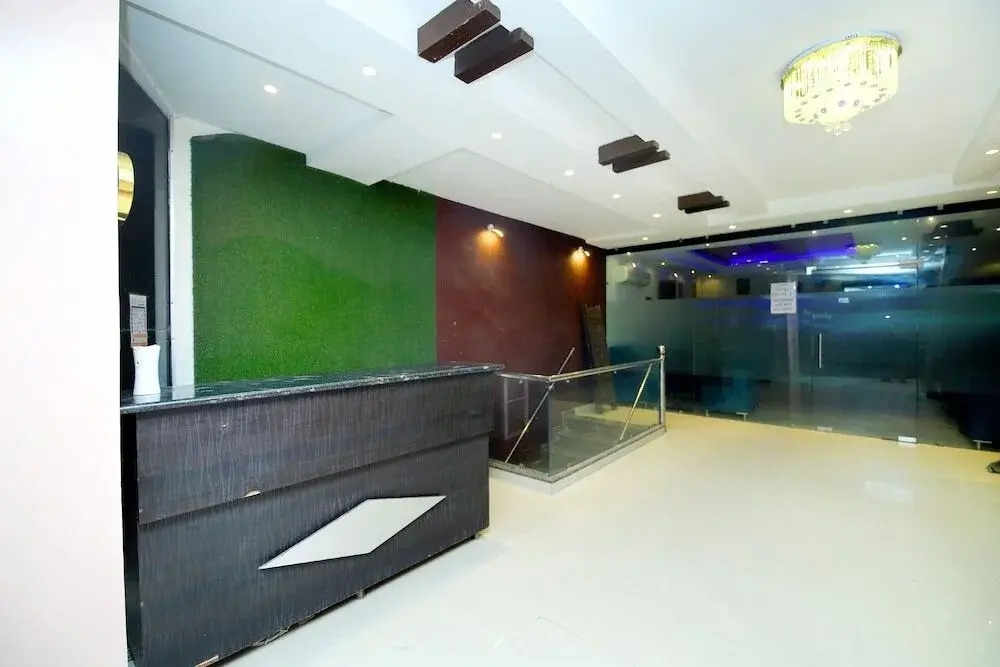 Hotel R2d by OYO Rooms