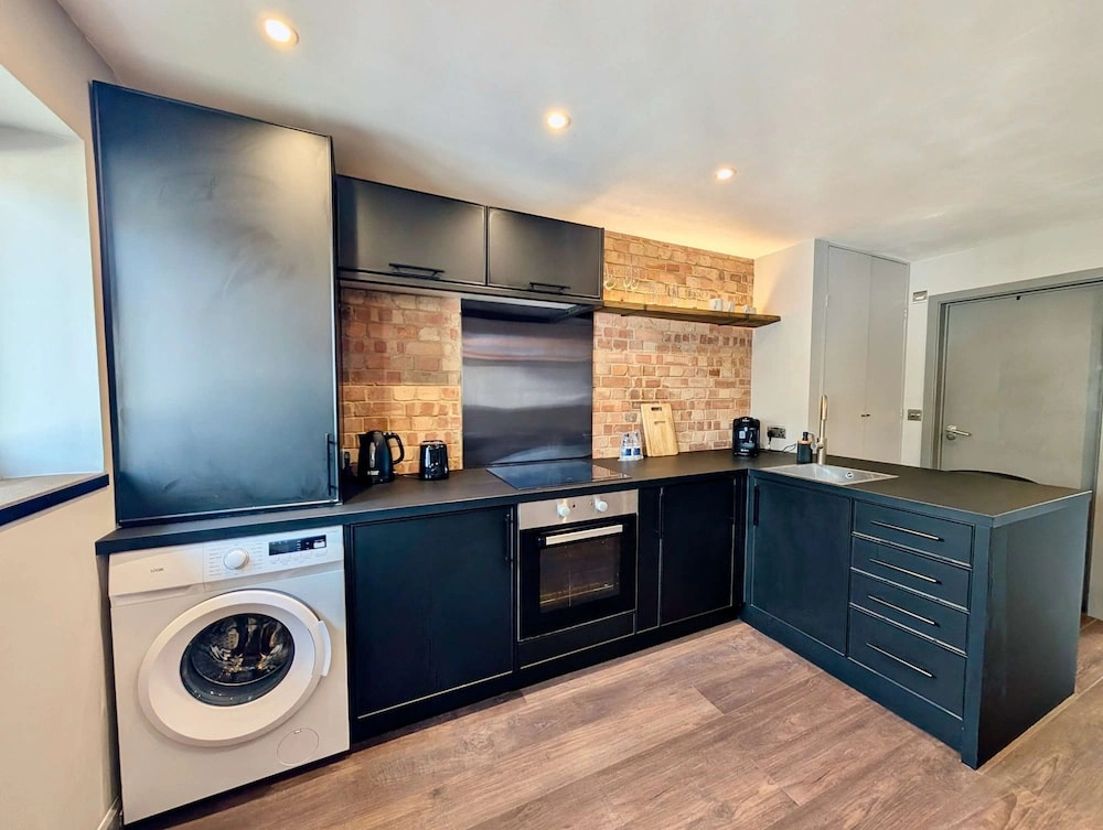 Charming Flat With Free Parking in Prime Location