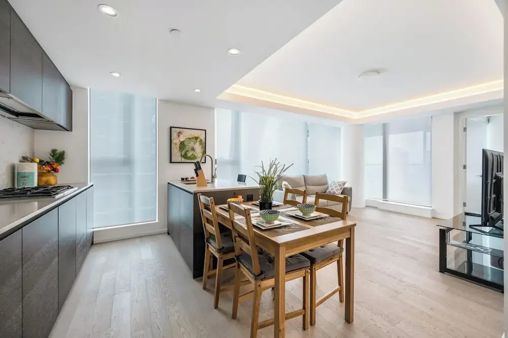 Chic Urban Stylish Condo in Downtown V
