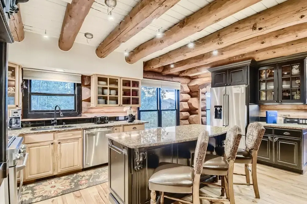 Platinum Mountain Home Getaway, Private Hot Tub, Nearby Outdoor Activities! 4 Bedroom Home by RedAwning