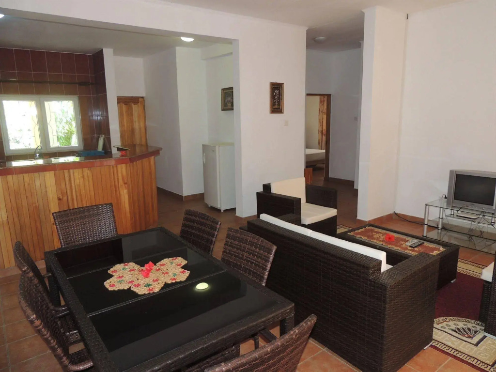 Reef Holiday Apartments