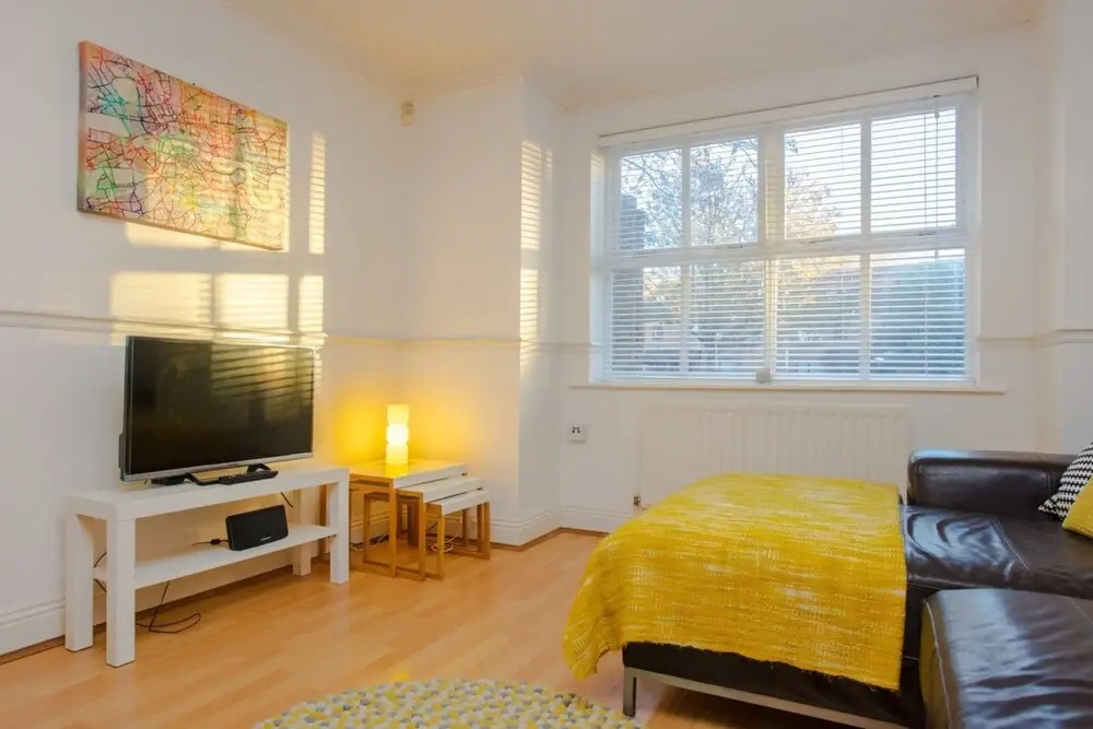 Contemporary 1 Bedroom Flat in Camberwell Oval