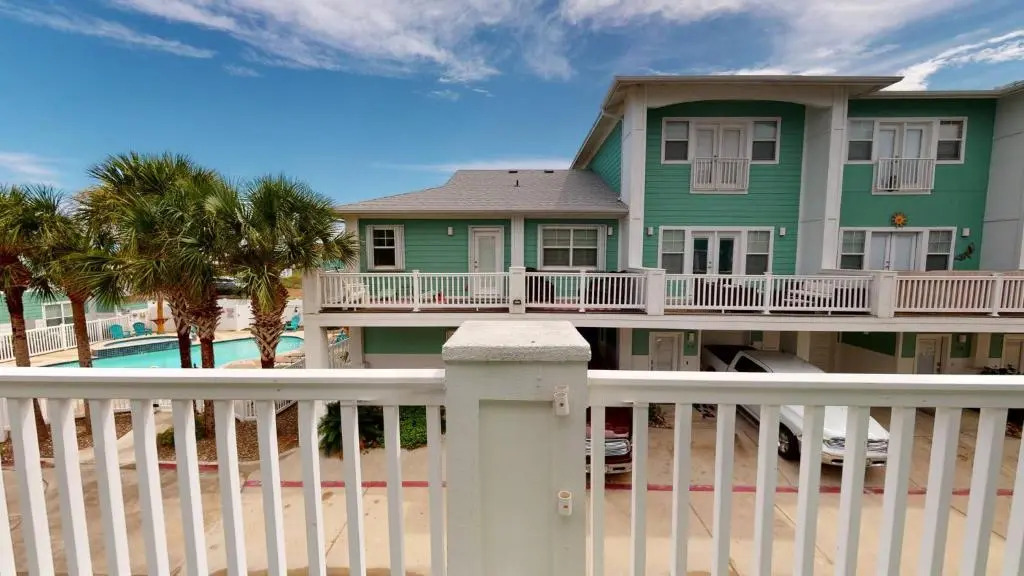 MC05 Upscale Condo, Shared Pool, Close to Beach