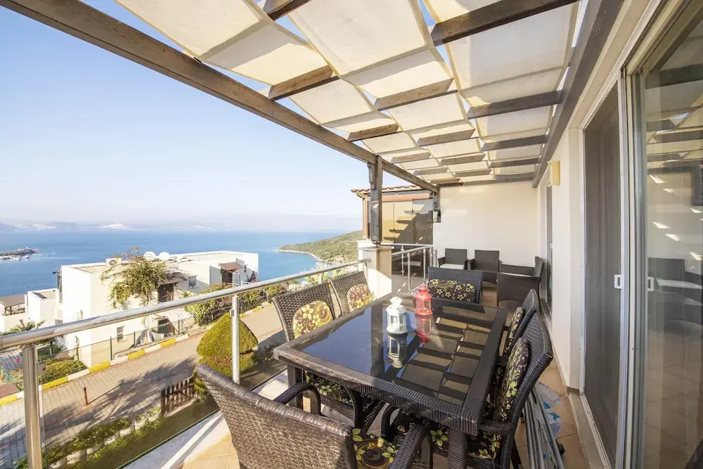 Sleek Flat With Private Beach and View in Milas