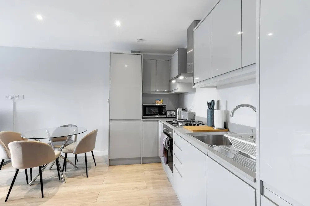 The Modern Apartments - 2 Bedroom with Parking by 360Stays