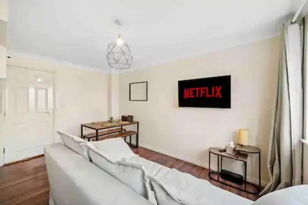 4 bed Townhouse- Free Parking