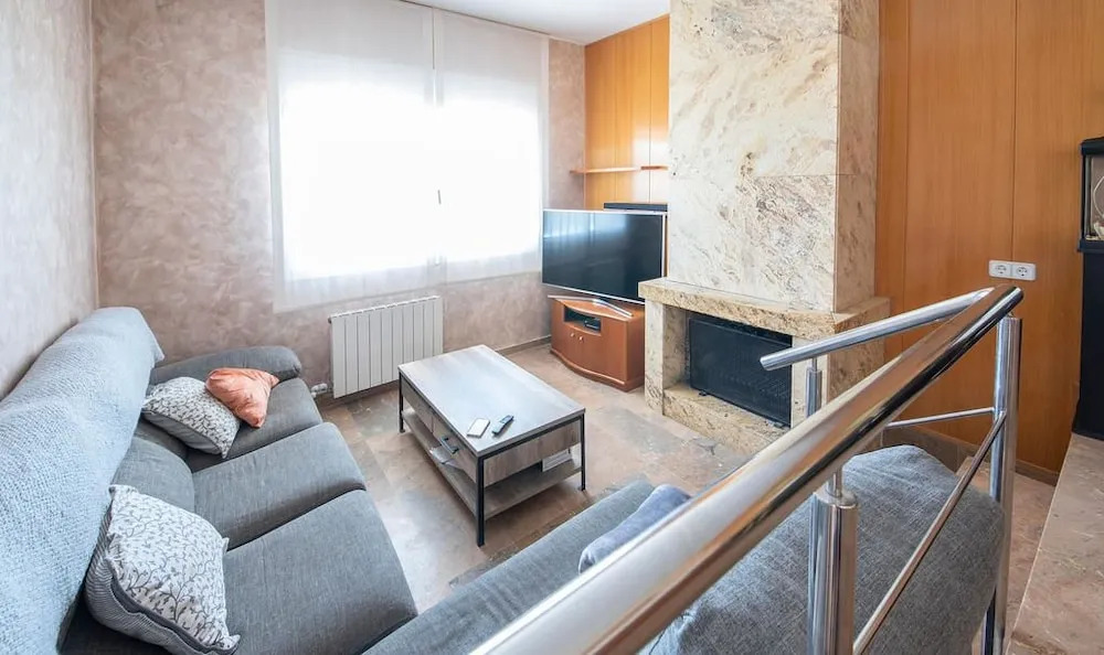 Modern House 2 Km from The Beach (R87)