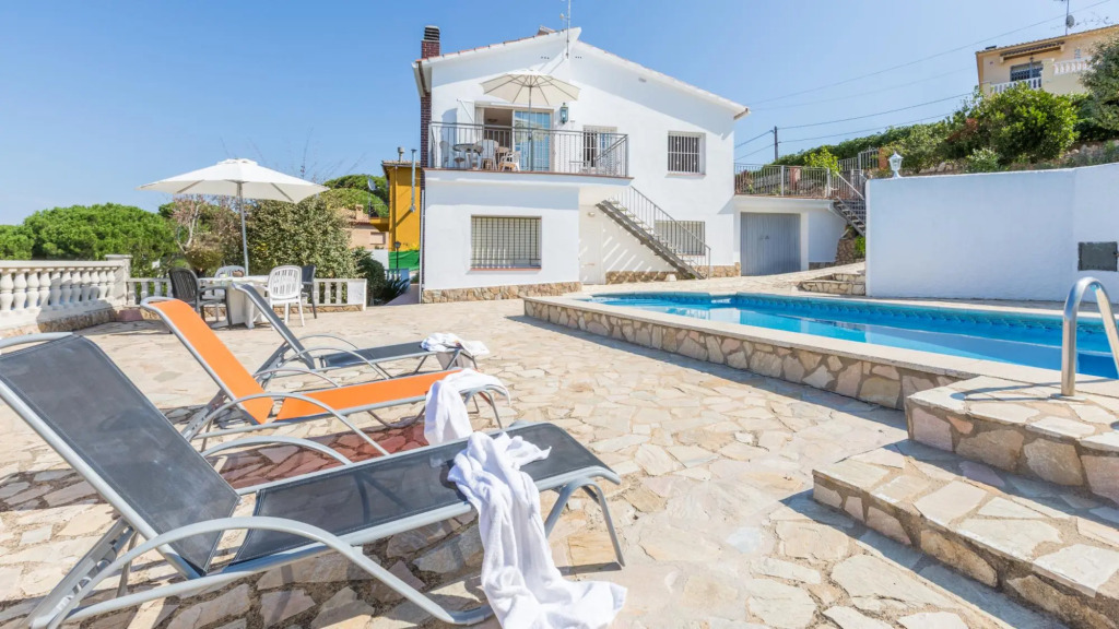 Mari in Vidreres with 6 bedrooms and 2 bathrooms