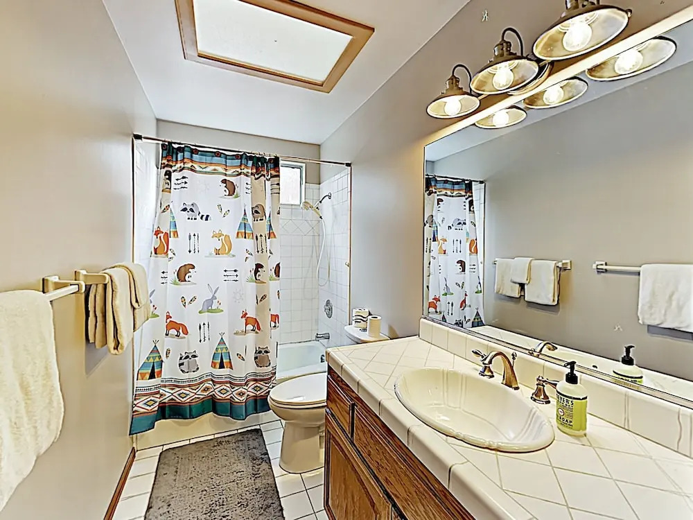 Custom W/ Hot Tub & Garage 4 Bedroom Home