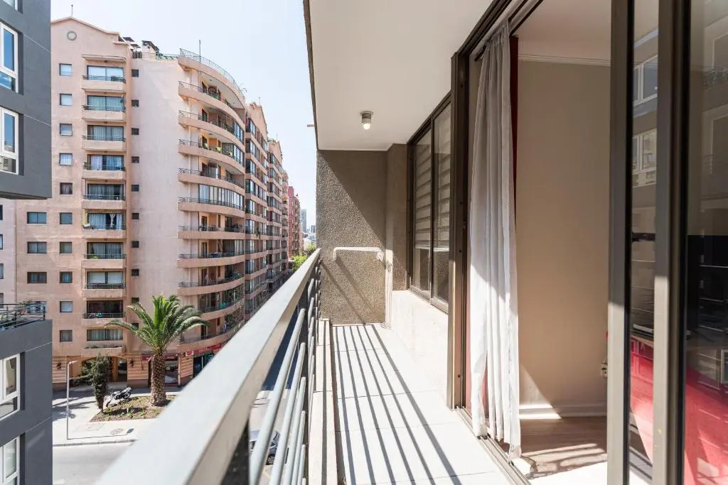 Urban Red 2BR W/ Wifi, Tv, Pool & Gym