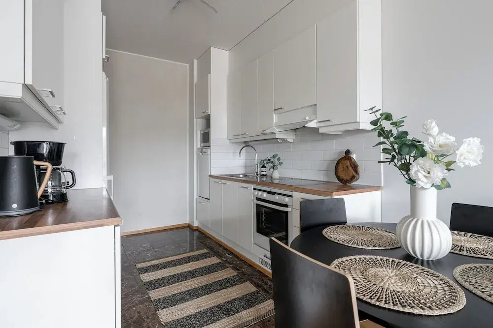 Modern 1BR Apt with Sauna, Balcony & Free Parking