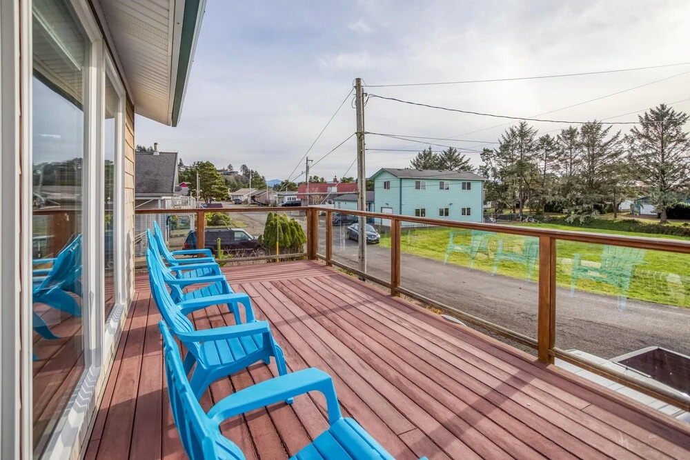 Charming Bungalow with Game Room and Scenic Views - Delightful Coastal Retreat