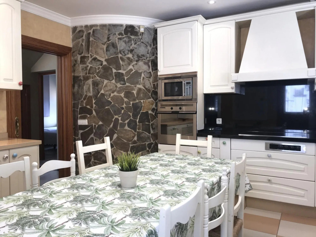 8381 - Large beach side villa in Marbella