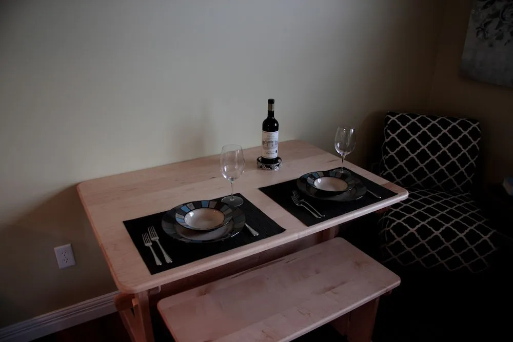 CARLETON INN & COTTAGES