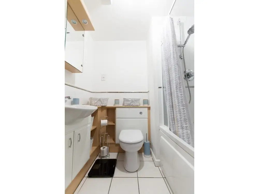 Park & Play! Superb Flat W/parking Near Shore