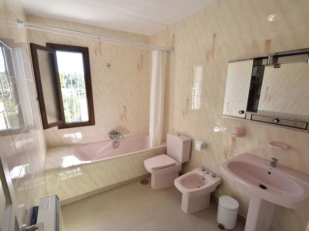 8 pers Luxury villa in prime location, beautiful view, private pool, 500 m golf course