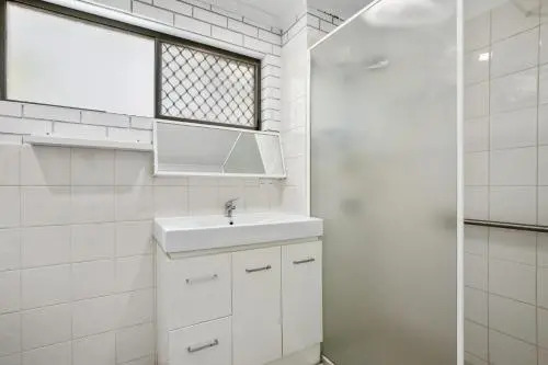 Golden Shores Unit 1, 21 Landsborough Parade