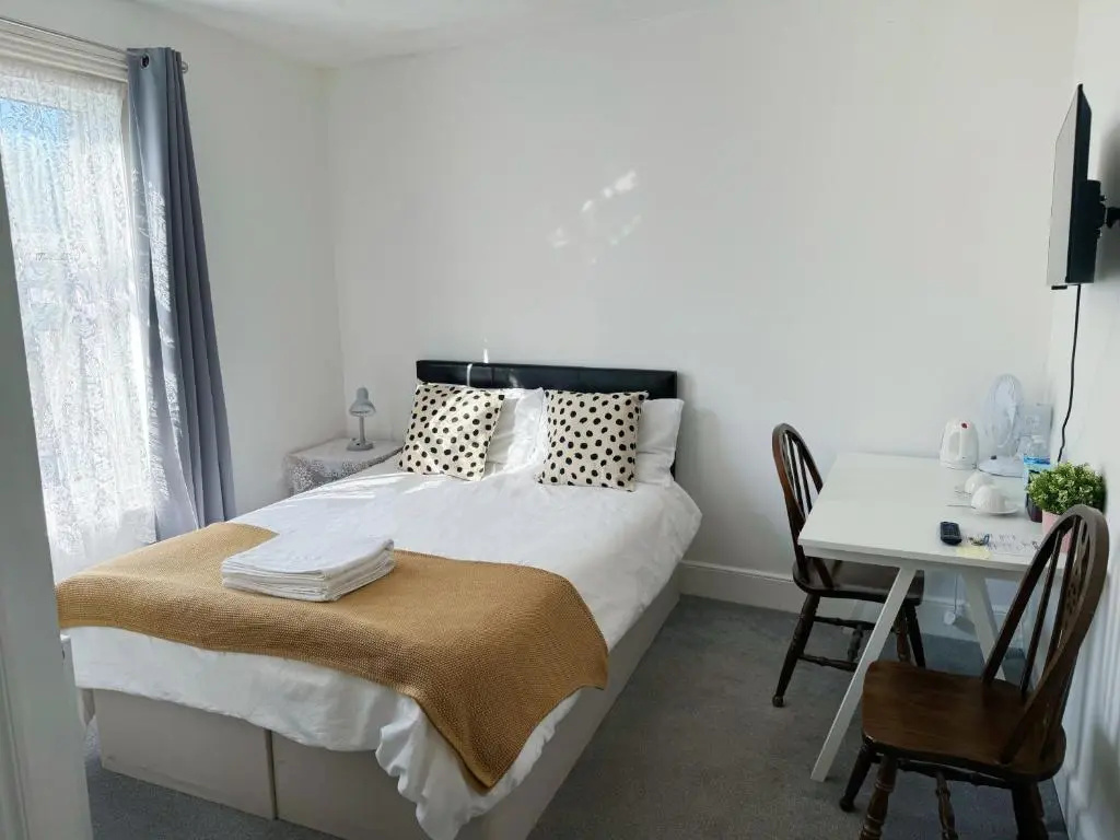 Shirley House 1, No-Frills Guest House, Self Catering, Smart Lock Check-in, Kitchen, Washer, Dryer, Great for Contractors