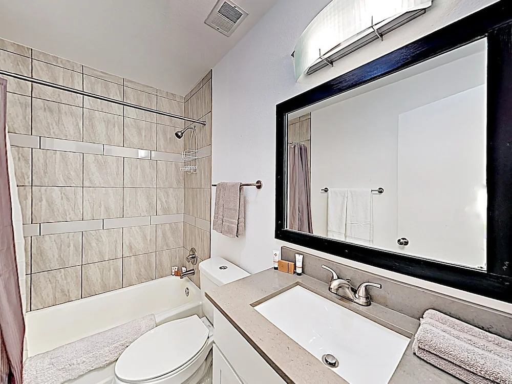 New Listing! Travis Heights Haven Near Trendy Soco 2 Bedroom Condo