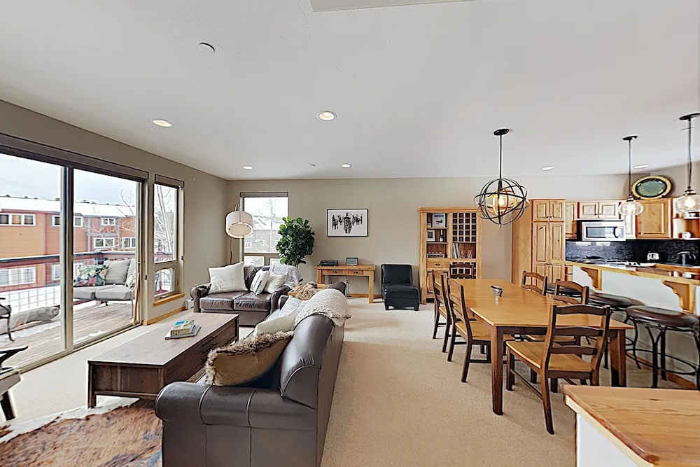 New Listing! Big Townhome W/ Garage & Hot Tub 3 Bedroom Condo