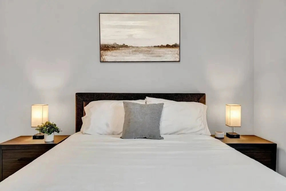 Walk to DT Fast Wifi & Long Stay Ready